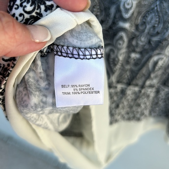 Rose + Olive Black and White Paisley Tunic with cream sheer trim in a Size 2X - Picture 5 of 6